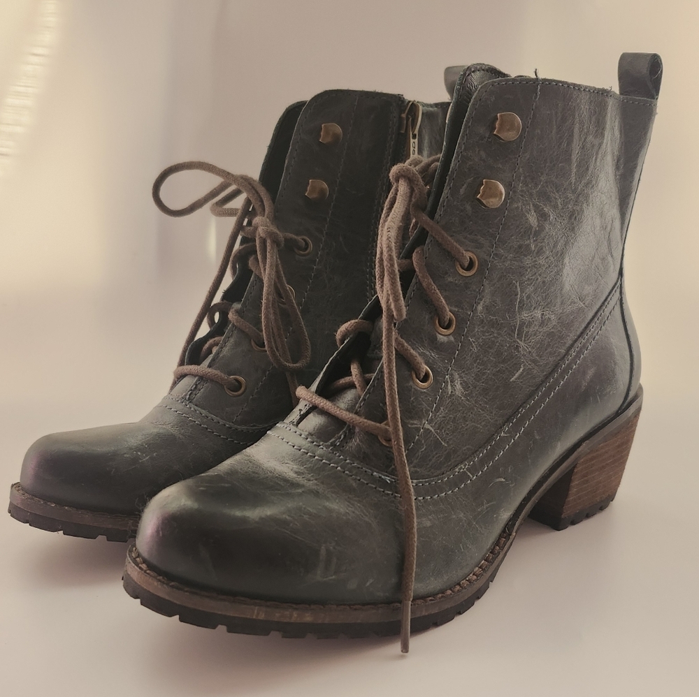 Aetrex vintage/ steam punk inspired lace up booties